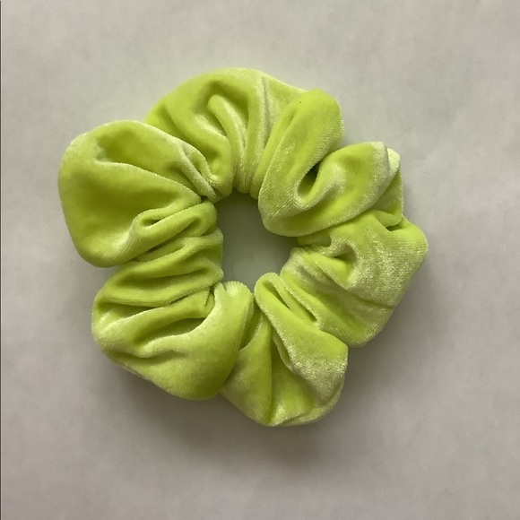 Soft velvet scrunchies - Picture 2 of 16